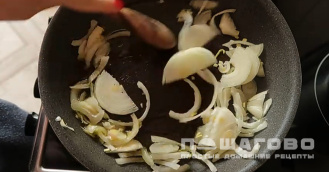 Фото приготовления рецепта: Салат из зеленой фасоли с яйцами - шаг 2