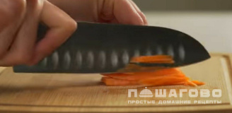 Фото приготовления рецепта: Яичная лапша с курицей и сладким перцем по-азиатски - шаг 5