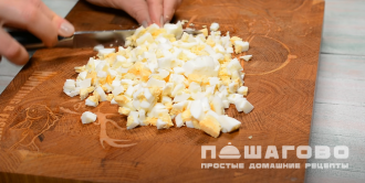 Фото приготовления рецепта: Салат с корейской морковью и крабовыми палочками - шаг 4