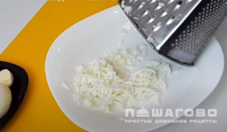 Фото приготовления рецепта: Салат Царский с кальмарами и красной икрой - шаг 2