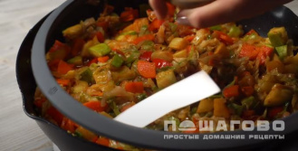 Фото приготовления рецепта: Постное рагу с репой и бататом - шаг 4