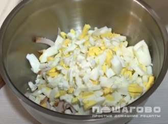 Фото приготовления рецепта: Салат с копченой курицей и ананасом - шаг 2