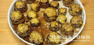 Фото приготовления рецепта: Запеченные грибы, фаршированные курицей и сыром - шаг 9