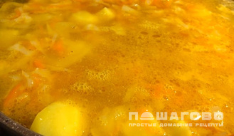 Фото приготовления рецепта: Щи с грибами и свежей капустой - шаг 3