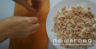 Фото приготовления рецепта: Салат "Черепаха" 🐢 с курицей и черносливом - шаг 3