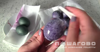Фото приготовления рецепта: Покраска яиц чаем каркаде - шаг 4