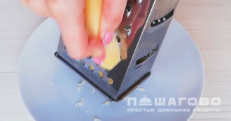 Фото приготовления рецепта: Салат с консервированной кукурузой и сухариками - шаг 4