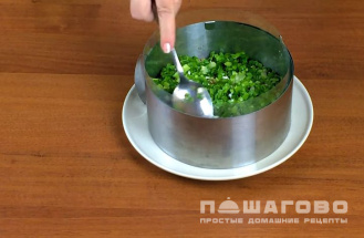 Фото приготовления рецепта: Оливье слоями с колбасой и огурцами - шаг 4