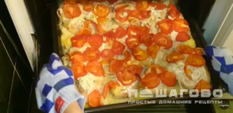 Фото приготовления рецепта: Мясо по-французски с картофелем, помидорами и сыром - шаг 10