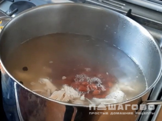 Фото приготовления рецепта: Суп с фасолью консервированной и курицей - шаг 6