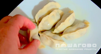 Фото приготовления рецепта: Вареники с заварным тестом на кипятке с черешней - шаг 9