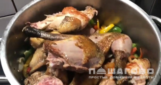 Фото приготовления рецепта: Цесарка тушеная - шаг 4
