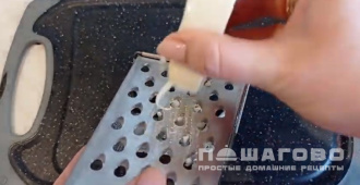 Фото приготовления рецепта: Оладьи из кабачков с зеленью - шаг 3