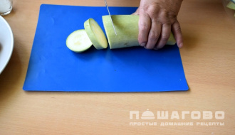 Фото приготовления рецепта: Кабачки с помидорами и чесноком - шаг 1