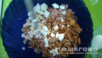 Фото приготовления рецепта: Салат с бужениной и грибами с луком и сыром - шаг 5