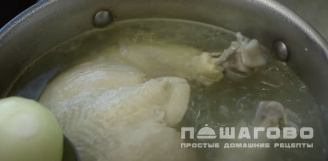 Фото приготовления рецепта: Куриный бульон с лапшой и яйцом - шаг 5