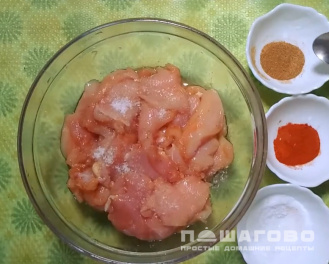 Фото приготовления рецепта: Куриная грудка с грибами - шаг 1