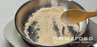 Фото приготовления рецепта: Подлива с мясом и мукой - шаг 4