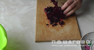 Фото приготовления рецепта: Салат из вареной свеклы с черносливом - шаг 3