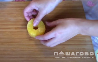 Фото приготовления рецепта: Салат с ананасом, курицей, сыром и грецким орехом. - шаг 2