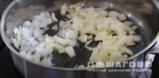 Фото приготовления рецепта: Суп с помидорами и яйцом - шаг 2