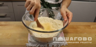 Фото приготовления рецепта: Пирог с половинками яблок - шаг 4