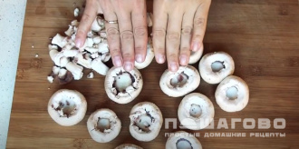 Фото приготовления рецепта: Шампиньоны фаршированные помидорами и сыром - шаг 2