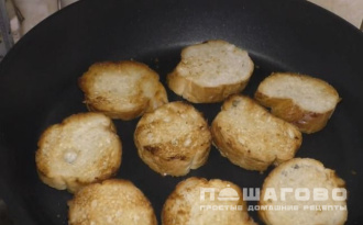 Фото приготовления рецепта: Закусочные бутерброды с сыром и яйцом - шаг 2