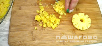 Фото приготовления рецепта: Салат из ананасов с сыром и чесноком - шаг 7