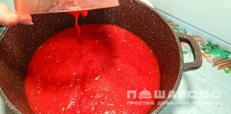 Фото приготовления рецепта: Помидоры в собственном соку на зиму - шаг 3