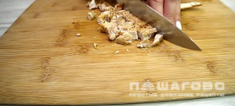 Фото приготовления рецепта: Салат из ананасов с сыром и чесноком - шаг 9