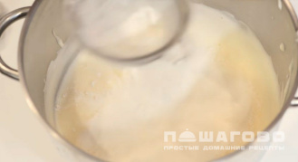 Фото приготовления рецепта: Быстрый воздушный бисквит - шаг 5