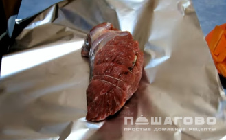 Фото приготовления рецепта: Буженина на пару в пароварке с маринованными огурцами - шаг 2