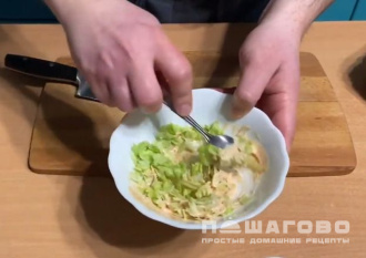 Фото приготовления рецепта: Домашний бургер с мясной котлетой и беконом - шаг 3