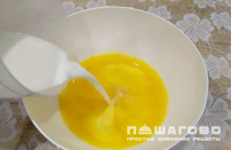 Фото приготовления рецепта: Вкусный омлет в духовке - шаг 2