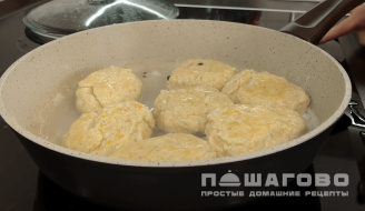 Фото приготовления рецепта: Котлеты на пару в сковороде - шаг 4