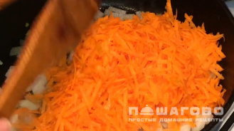 Фото приготовления рецепта: Постный салат с фасолью и сухариками - шаг 2