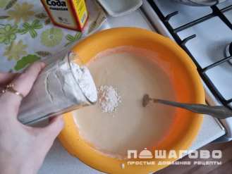 Фото приготовления рецепта: Вкусный воздушный манник с яблоками - шаг 2