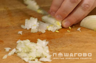 Фото приготовления рецепта: Вкусный рыбный салат Мимоза - шаг 2