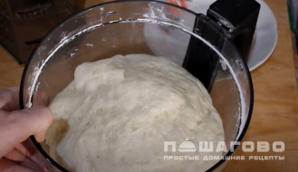 Фото приготовления рецепта: Пицца «Четыре сыра» на оливковом масле - шаг 3