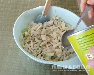 Фото приготовления рецепта: Салат с ананасом, куриной грудкой и сельдереем - шаг 3