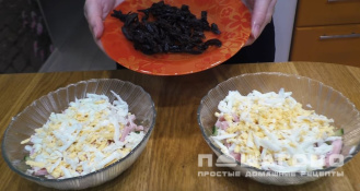Фото приготовления рецепта: Салат с курагой, черносливом и грецкими орехами - шаг 3