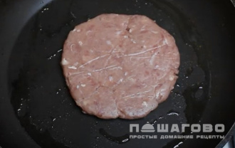 Фото приготовления рецепта: Домашние бургеры с куриной котлетой - шаг 3