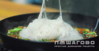Фото приготовления рецепта: Рисовая лапша с овощами и соусом терияки - шаг 10