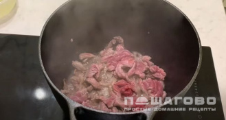 Фото приготовления рецепта: Азу по-татарски из говядины с солеными огурцами - шаг 2