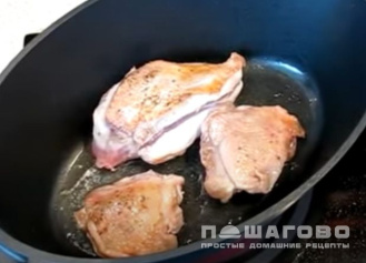 Фото приготовления рецепта: Курица в соусе с чесноком - шаг 3