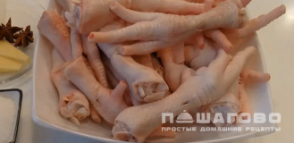 Фото приготовления рецепта: Куриные лапки, обжаренные на воке - шаг 2
