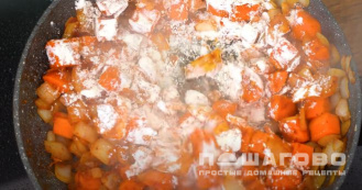 Фото приготовления рецепта: Томленая говядина с овощами - шаг 8