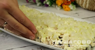 Фото приготовления рецепта: Салат с грибами, черносливом и курицей - шаг 9