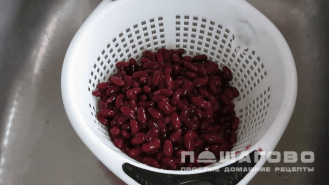 Фото приготовления рецепта: Салат с консервированной фасолью и курицей - шаг 2